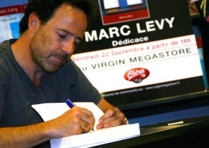 SEANCE DE DEDICACE AU VIRGIN DE NICE POUR MARC LEVY